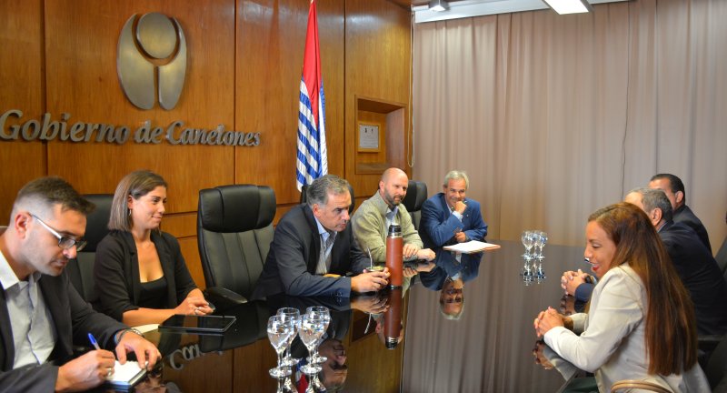 Integrante de la Secretaría de Relaciones Internacionales, Martín Clavijo, Coordinadora del Gabinete Productivo, Tania Yanes, Intendente de Canelones, Yamandú Orsi, Director General de Cultura, Sergio Machín, junto a la Embajadora de Cuba en Uruguay, Zulan Popa Danel y su equipo. Integrante de la Secretaría de Relaciones Internacionales, Martín Clavijo, Coordinadora del Gabinete Productivo, Tania Yanes, Intendente de Canelones, Yamandú Orsi, Director General de Cultura, Sergio Machín, junto a la Embajadora de Cuba en Uruguay, Zulan Popa Danel y su equipo.
