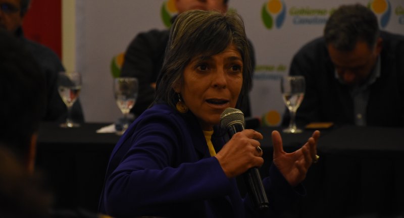 Pro Secretaria del Gobierno de Canelones, Silvana Nieves, en el conversatorio La convivencia, perspectivas desde la educación y el trabajo, en la Sala Beto Satragni del Complejo Cultural Politeama. Pro Secretaria del Gobierno de Canelones, Silvana Nieves, en el conversatorio La convivencia, perspectivas desde la educación y el trabajo, en la Sala Beto Satragni del Complejo Cultural Politeama.