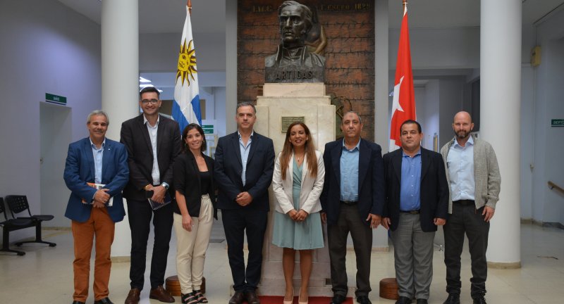 Intendente de Canelones, Yamandú Orsi, y la Embajadora de Cuba en Uruguay, Zulan Popa Danel, junto a delegación cubana y demás autoridades de la Intendencia de Canelones. Intendente de Canelones, Yamandú Orsi, y la Embajadora de Cuba en Uruguay, Zulan Popa Danel, junto a delegación cubana y demás autoridades de la Intendencia de Canelones.
