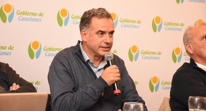Intendente de Canelones, Yamandú Orsi, en el conversatorio La convivencia, perspectivas desde la educación y el trabajo, en la Sala Beto Satragni del Complejo Cultural Politeama. Intendente de Canelones, Yamandú Orsi, en el conversatorio La convivencia, perspectivas desde la educación y el trabajo, en la Sala Beto Satragni del Complejo Cultural Politeama.