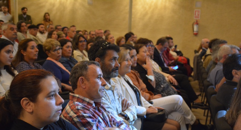 Homenaje a funcionarios y funcionarias municipales por sus 25, 30, 40 y 50 años de labor en el Complejo Cultural Politeama Homenaje a funcionarios y funcionarias municipales por sus 25, 30, 40 y 50 años de labor en el Complejo Cultural Politeama
