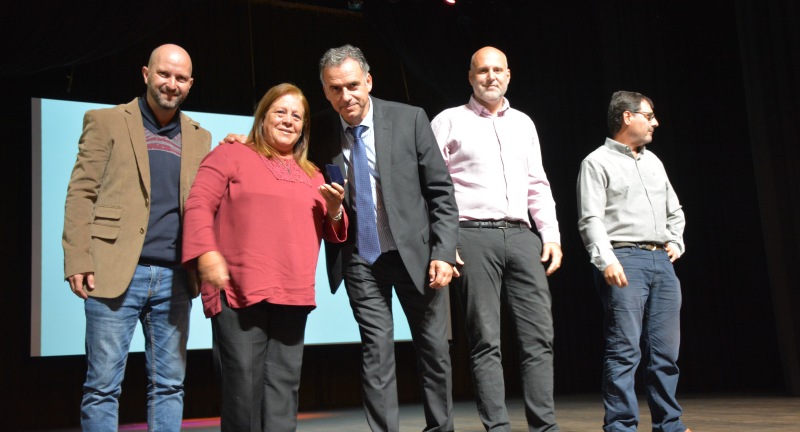 Homenaje a funcionarios y funcionarias municipales por sus 25, 30, 40 y 50 años de labor en el Complejo Cultural Politeama Homenaje a funcionarios y funcionarias municipales por sus 25, 30, 40 y 50 años de labor en el Complejo Cultural Politeama