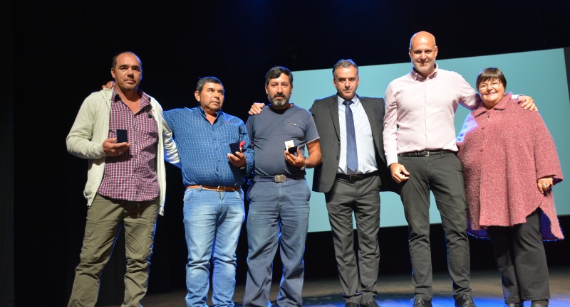 Homenaje a funcionarios y funcionarias municipales por sus 25, 30, 40 y 50 años de labor en el Complejo Cultural Politeama Homenaje a funcionarios y funcionarias municipales por sus 25, 30, 40 y 50 años de labor en el Complejo Cultural Politeama