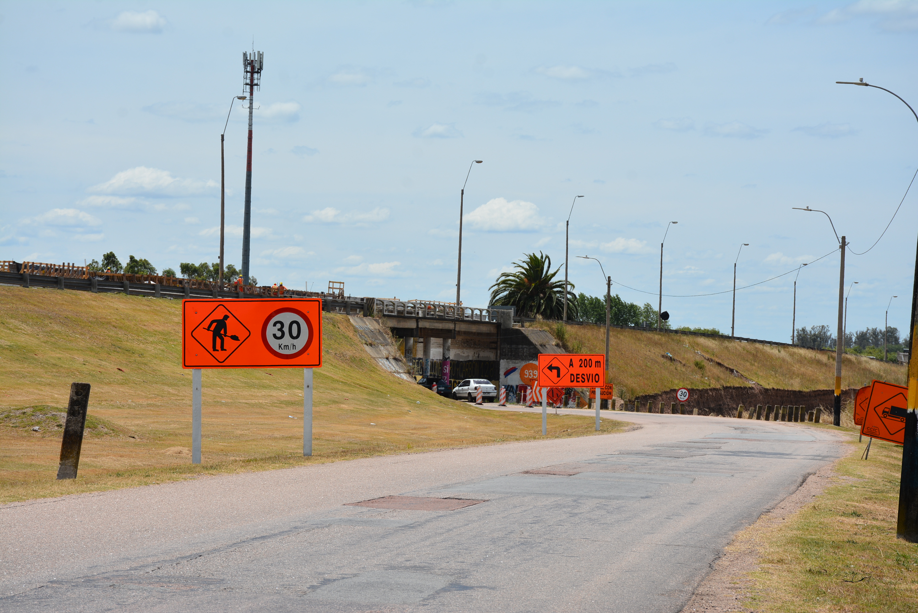 Desvío en el ingreso a ciudad de Canelones desde el sur por obras del ferrocarril central y el viaducto