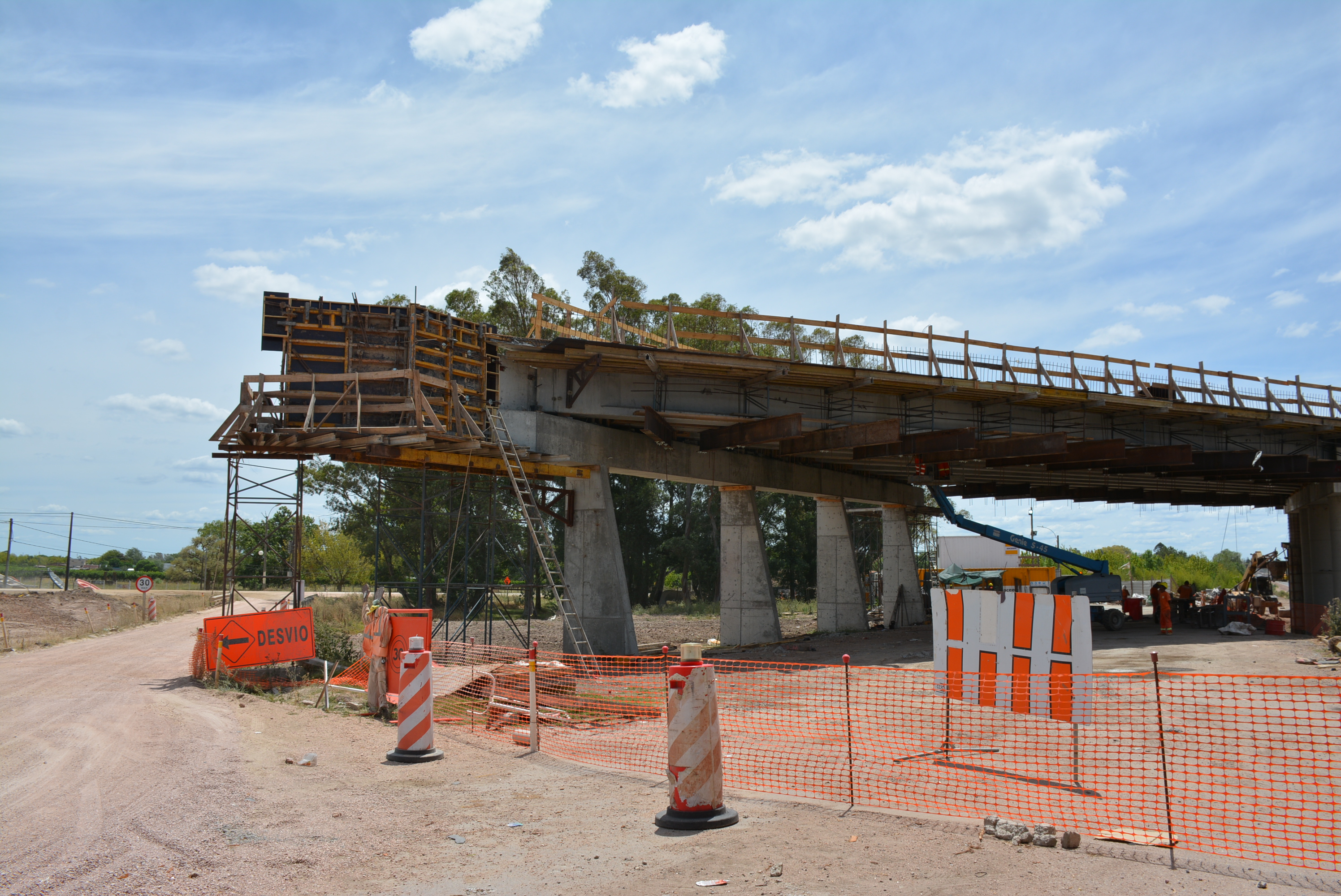 Desvío en el ingreso a ciudad de Canelones desde el sur por obras del ferrocarril central y el viaducto