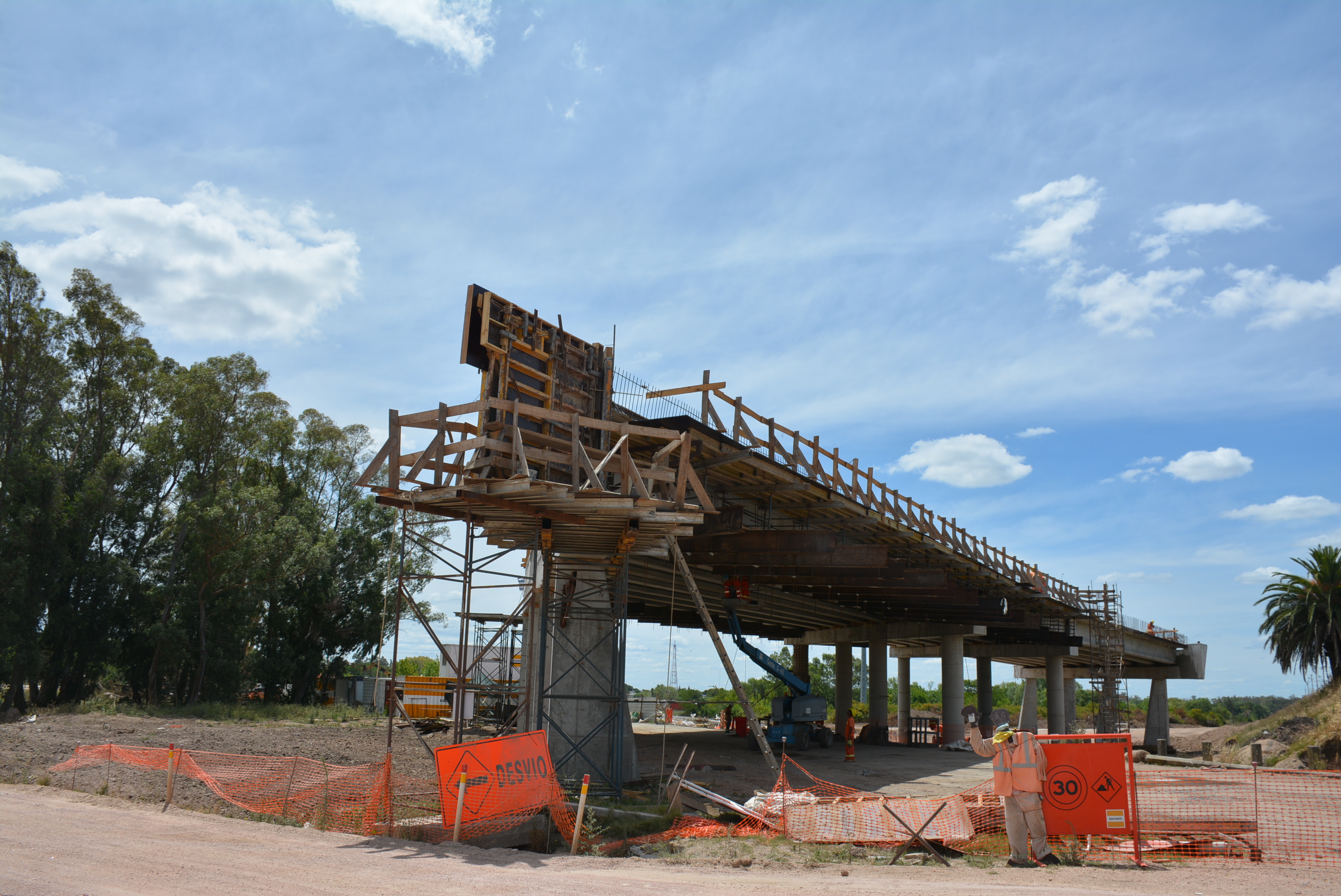 Desvío en el ingreso a ciudad de Canelones desde el sur por obras del ferrocarril central y el viaducto