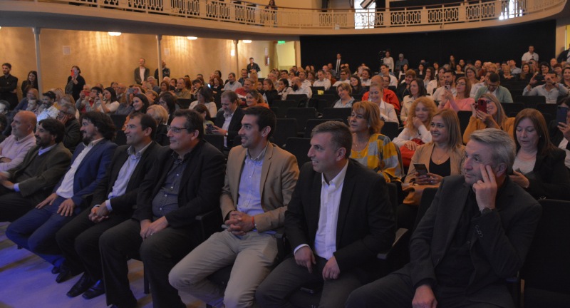 Homenaje a funcionarios y funcionarias municipales por sus 25, 30, 40 y 50 años de labor en el Complejo Cultural Politeama Homenaje a funcionarios y funcionarias municipales por sus 25, 30, 40 y 50 años de labor en el Complejo Cultural Politeama
