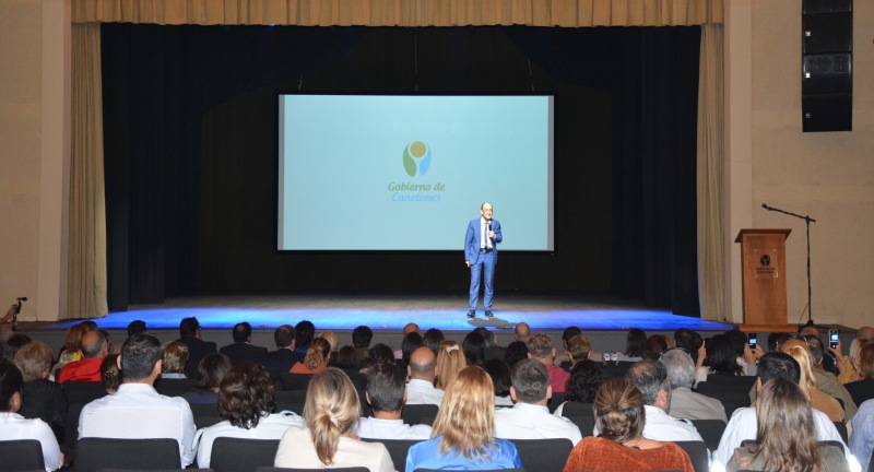 Homenaje a funcionarios y funcionarias municipales por sus 25, 30, 40 y 50 años de labor en el Complejo Cultural Politeama Homenaje a funcionarios y funcionarias municipales por sus 25, 30, 40 y 50 años de labor en el Complejo Cultural Politeama