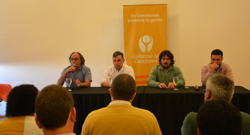 De izquierda a derecha: Director de Descentralización, Mauricio Chiesa, Director General de Descentralización, Ruben Moreno, Coordinador del Gabinete Institucional, Pedro Irigoin, Director de Descentralización, Nery Fernández, en el lanzamiento de los Fondos Participativos Municipales en la Sala Beto Satragni del Complejo Cultural Politeama. De izquierda a derecha: Director de Descentralización, Mauricio Chiesa, Director General de Descentralización, Ruben Moreno, Coordinador del Gabinete Institucional, Pedro Irigoin, Director de Descentralización, Nery Fernández, en el lanzamiento de los Fondos Participativos Municipales en la Sala Beto Satragni del Complejo Cultural Politeama.