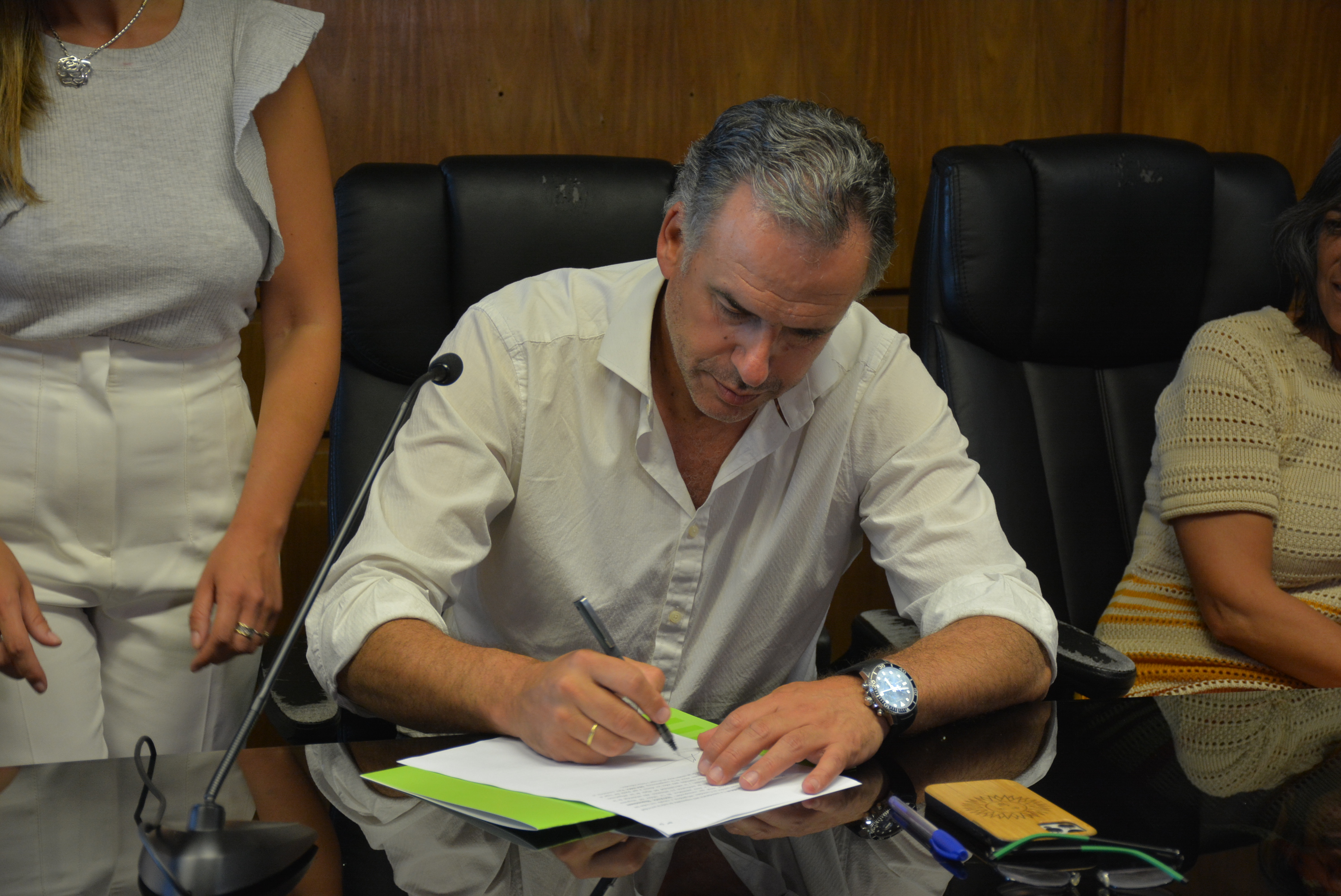  Intendente de Canelones, Prof. Yamandú Orsi, en la firma de comodato entre el Gobierno Departamental y el sindicato.