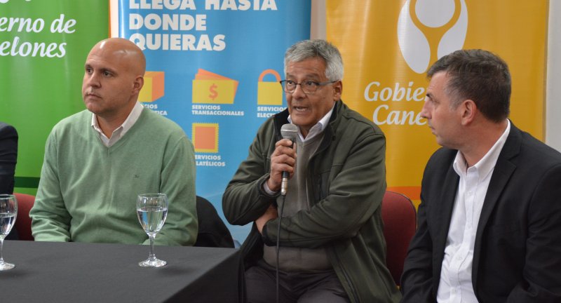 De izquierda a derecha: Secretario General del Gobierno de Canelones, Francisco Legnani, Alcalde del Municipio de Canelones, Darío Pimienta, y Director de Descentralización del Gobierno de Canelones, Ruben Moreno, en la inauguración de un Centro de Cercanía en Juanicó. De izquierda a derecha: Secretario General del Gobierno de Canelones, Francisco Legnani, Alcalde del Municipio de Canelones, Darío Pimienta, y Director de Descentralización del Gobierno de Canelones, Ruben Moreno, en la inauguración de un Centro de Cercanía en Juanicó