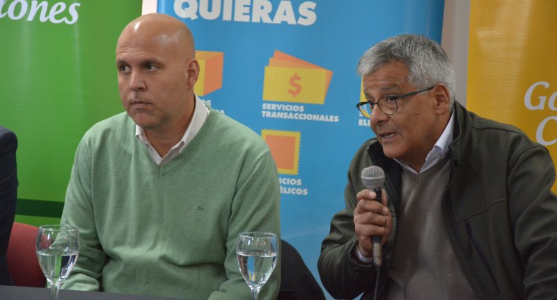 Secretario General del Gobierno de Canelones, Francisco Legnani, y el Alcalde del Municipio de Canelones, Darío Pimienta, en la inauguración de un Centro de Cercanía en Juanicó Secretario General del Gobierno de Canelones, Francisco Legnani, y el Alcalde del Municipio de Canelones, Darío Pimienta, en la inauguración de un Centro de Cercanía en Juanicó