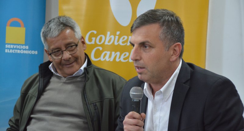 Alcalde del Municipio de Canelones, Darío Pimienta, y el Director de Descentralización del Gobierno de Canelones, Ruben Moreno, en la inauguración de un Centro de Cercanía en Juanicó Alcalde del Municipio de Canelones, Darío Pimienta, y el Director de Descentralización del Gobierno de Canelones, Ruben Moreno, en la inauguración de un Centro de Cercanía en Juanicó