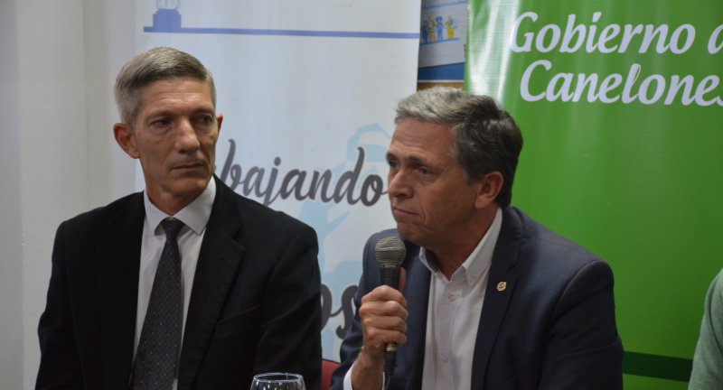 Secretario General del Correo Uruguayo, Alejandro Sosa, y Presidente del Correo Uruguayo, Rafael Navarrine, en la inauguración de un Centro de Cercanía en Juanicó Secretario General del Correo Uruguayo, Alejandro Sosa, y Presidente del Correo Uruguayo, Rafael Navarrine, en la inauguración de un Centro de Cercanía en Juanicó
