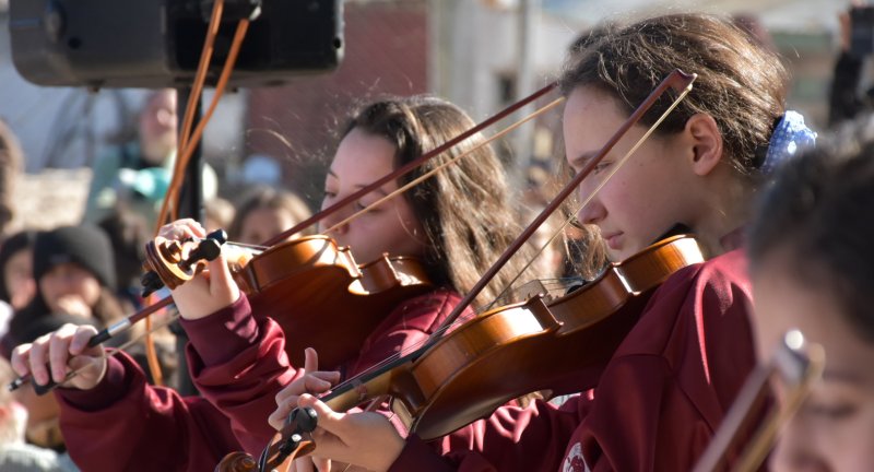 Participantes del Programa Un niño, un instrumento deleitan al público presente Participantes del Programa Un niño, un instrumento deleitan al público presente