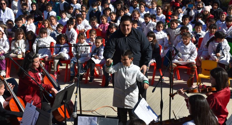 Alumno de Escuela N° 315 actúa en el rol de Director de Orquesta. Alumno de Escuela N° 315 actúa en el rol de Director de Orquesta.