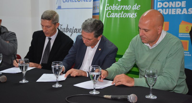 Secretario General del Correo Uruguayo, Alejandro Sosa, Presidente del Correo Uruguayo, Rafael Navarrine, y Secretario General del Gobierno de Canelones, Francisco Legnani, en la inauguración de un Centro de Cercanía en Juanicó Secretario General del Correo Uruguayo, Alejandro Sosa, Presidente del Correo Uruguayo, Rafael Navarrine, y Secretario General del Gobierno de Canelones, Francisco Legnani, en la inauguración de un Centro de Cercanía en Juanicó.