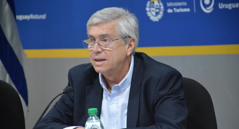 Ministro de Turismo, Tabaré Viera, en el lanzamiento de la 111° edición de las Fiestas Mayas en la Sala Horacio Arredondo del Ministerio de Turismo. Ministro de Turismo, Tabaré Viera, en el lanzamiento de la 111° edición de las Fiestas Mayas en la Sala Horacio Arredondo del Ministerio de Turismo.