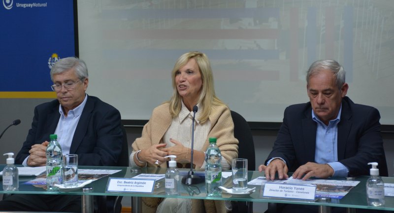  Ministro de Turismo, Tabaré Viera, la Vicepresidenta de la República, Beatriz Argimón, y el Director de Desarrollo Turístico de la Intendencia de Canelones, Horacio Yanes, en el lanzamiento de la 111° edición de las Fiestas Mayas en la Sala Horacio Arredondo del Ministerio de Turismo.