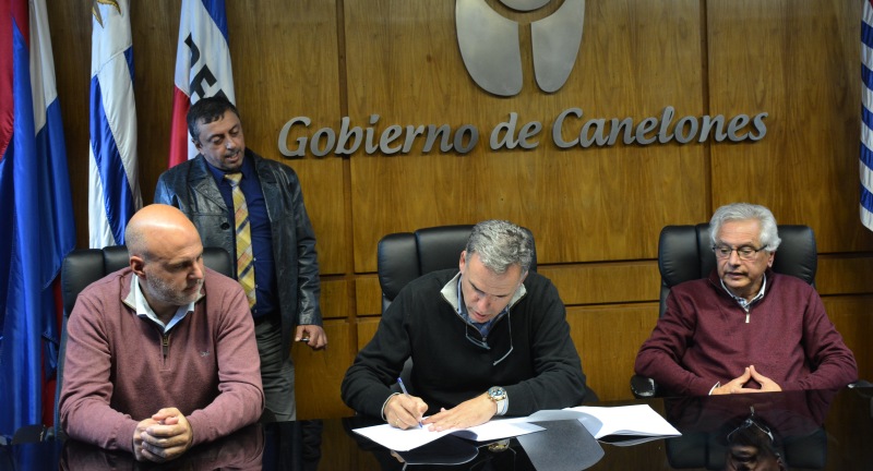 El Intendente de Canelones, Yamandú Orsi, el Director de la Estación de INIA Las Brujas, Santiago Cayota, y el Secretario General de la Intendencia, Francisco Legnani, en la firma de convenio entre el Gobierno de Canelones e INIA en la Sala de Actos del Palacio Municipal El Intendente de Canelones, Yamandú Orsi, el Director de la Estación de INIA Las Brujas, Santiago Cayota, y el Secretario General de la Intendencia, Francisco Legnani, en la firma de convenio entre el Gobierno de Canelones e INIA en la Sala de Actos del Palacio Municipal