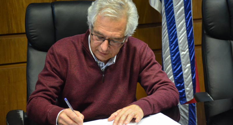 El Director de la Estación de INIA Las Brujas, Santiago Cayota, en la firma de convenio entre el Gobierno de Canelones e INIA en la Sala de Actos del Palacio Municipal El Director de la Estación de INIA Las Brujas, Santiago Cayota, en la firma de convenio entre el Gobierno de Canelones e INIA en la Sala de Actos del Palacio Municipal