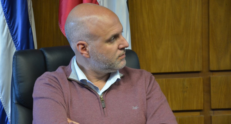 El Secretario General de la Intendencia, Francisco Legnani, en la firma de convenio entre el Gobierno de Canelones e INIA en la Sala de Actos del Palacio Municipal El Secretario General de la Intendencia, Francisco Legnani, en la firma de convenio entre el Gobierno de Canelones e INIA en la Sala de Actos del Palacio Municipal