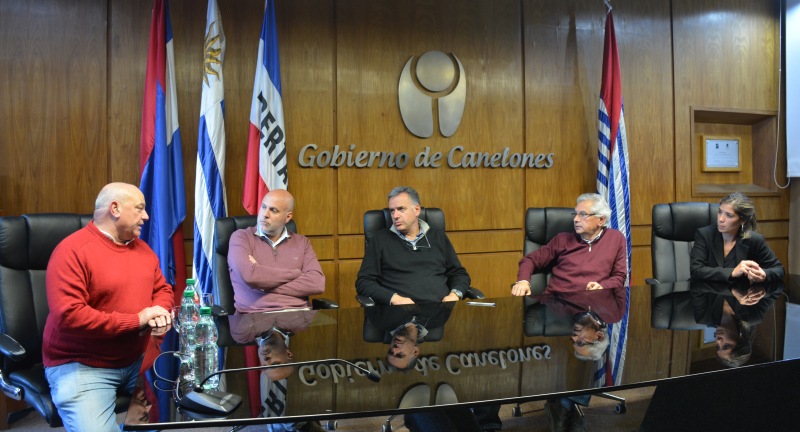 Autoridades en la firma de convenio entre el Gobierno de Canelones e INIA en la Sala de Actos del Palacio Municipal. De izquierda a derecha: el Director General de la Agencia de Desarrollo Rural, Pablo González, el Secretario General de la Intendencia, Francisco Legnani, el Intendente de Canelones, Yamandú Orsi, el Director de la Estación de INIA Las Brujas, Santiago Cayota, y la Coordinadora de Gabinete Productivo, Tania Yanes, en la firma de convenio con entre el Gobierno de Canelones e INIA en la Sala de Actos del Palacio Municipal. Autoridades en la firma de convenio entre el Gobierno de Canelones e INIA en la Sala de Actos del Palacio Municipal. De izquierda a derecha: el Director General de la Agencia de Desarrollo Rural, Pablo González, el Secretario General de la Intendencia, Francisco Legnani, el Intendente de Canelones, Yamandú Orsi, el Director de la Estación de INIA Las Brujas, Santiago Cayota, y la Coordinadora de Gabinete Productivo, Tania Yanes, en la firma de convenio con entre el Gobierno de Canelones e INIA en la Sal