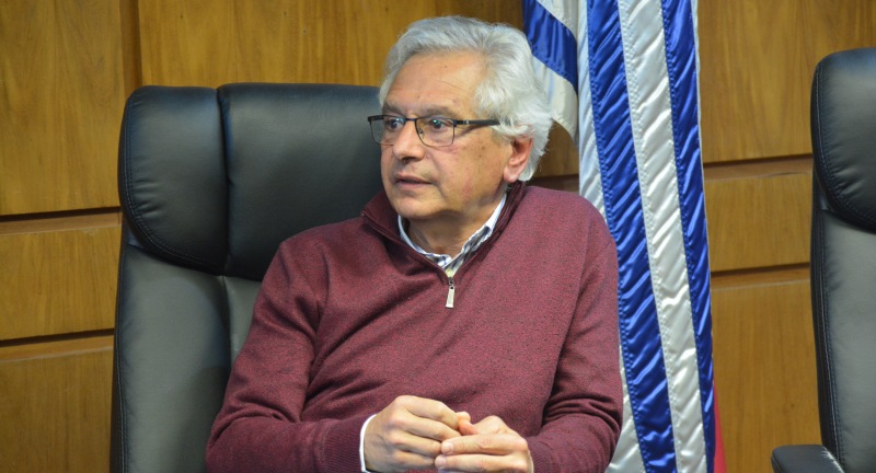 El Director de la Estación de INIA Las Brujas, Santiago Cayota, en la firma de convenio entre el Gobierno de Canelones e INIA en la Sala de Actos del Palacio Municipal El Director de la Estación de INIA Las Brujas, Santiago Cayota, en la firma de convenio entre el Gobierno de Canelones e INIA en la Sala de Actos del Palacio Municipal