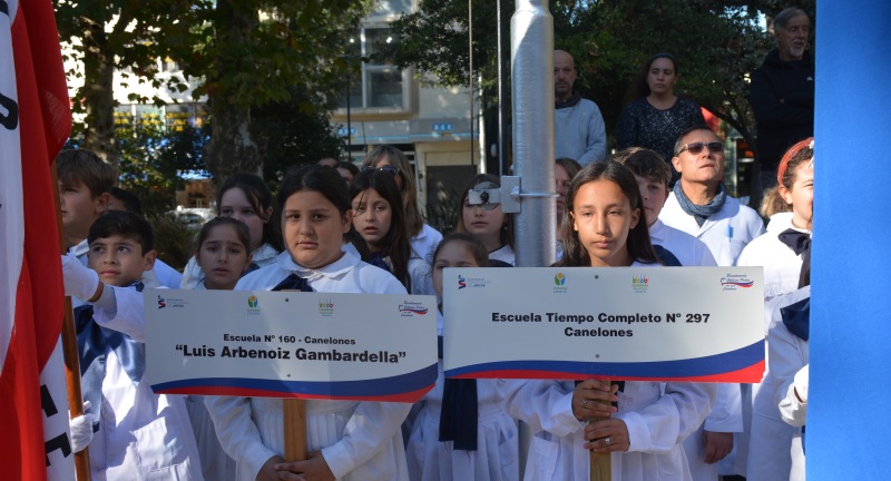 Alumnos y alumnas de centros educativos de Canelones en la conmemoración de los 209° aniversario de la Instalación del Primer Gobierno Patrio Alumnos y alumnas de centros educativos de Canelones en la conmemoración de los 209° aniversario de la Instalación del Primer Gobierno Patrio