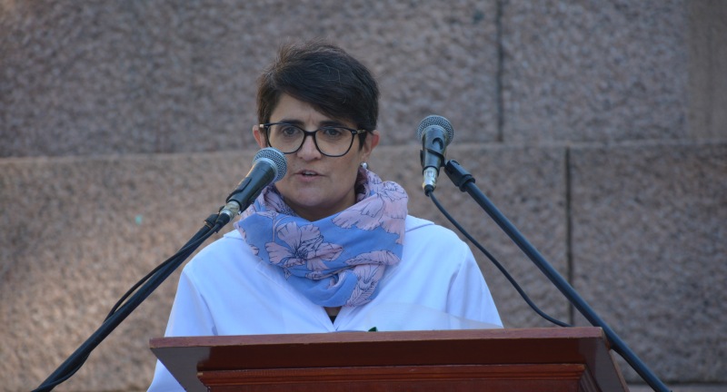 Maestra Silvia Cabrera en la conmemoración de los 209° aniversario de la Instalación del Primer Gobierno Patrio Maestra Silvia Cabrera en la conmemoración de los 209° aniversario de la Instalación del Primer Gobierno Patrio