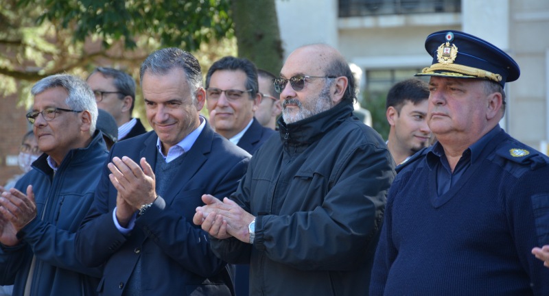 Autoridades en la conmemoración de los 209° aniversario de la Instalación del Primer Gobierno Patrio. De izquierda a derecha: el Alcalde del Municipio de Canelones, Darío Pimienta, el Intendente de Canelones, Yamandú Orsi, el Presidente de la Junta Departamental de Canelones, Carlos Grille, y el Jefe de Policía de Canelones, Víctor Trezza. Autoridades en la conmemoración de los 209° aniversario de la Instalación del Primer Gobierno Patrio. De izquierda a derecha: el Alcalde del Municipio de Canelones, Darío Pimienta, el Intendente de Canelones, Yamandú Orsi, el Presidente de la Junta Departamental de Canelones, Carlos Grille, y el Jefe de Policía de Canelones, Víctor Trezza.