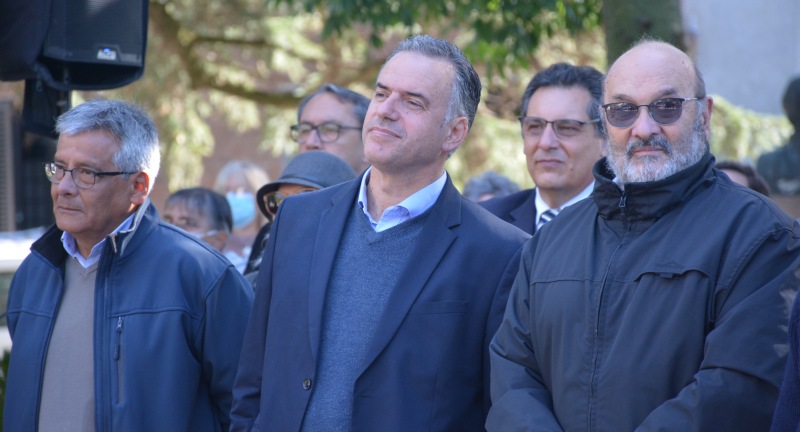 Autoridades en la conmemoración de los 209° aniversario de la Instalación del Primer Gobierno Patrio. De izquierda a derecha: el Alcalde del Municipio de Canelones, Darío Pimienta, el Intendente de Canelones, Yamandú Orsi, y el Presidente de la Junta Departamental de Canelones, Carlos Grille. Autoridades en la conmemoración de los 209° aniversario de la Instalación del Primer Gobierno Patrio. De izquierda a derecha: el Alcalde del Municipio de Canelones, Darío Pimienta, el Intendente de Canelones, Yamandú Orsi, y el Presidente de la Junta Departamental de Canelones, Carlos Grille.