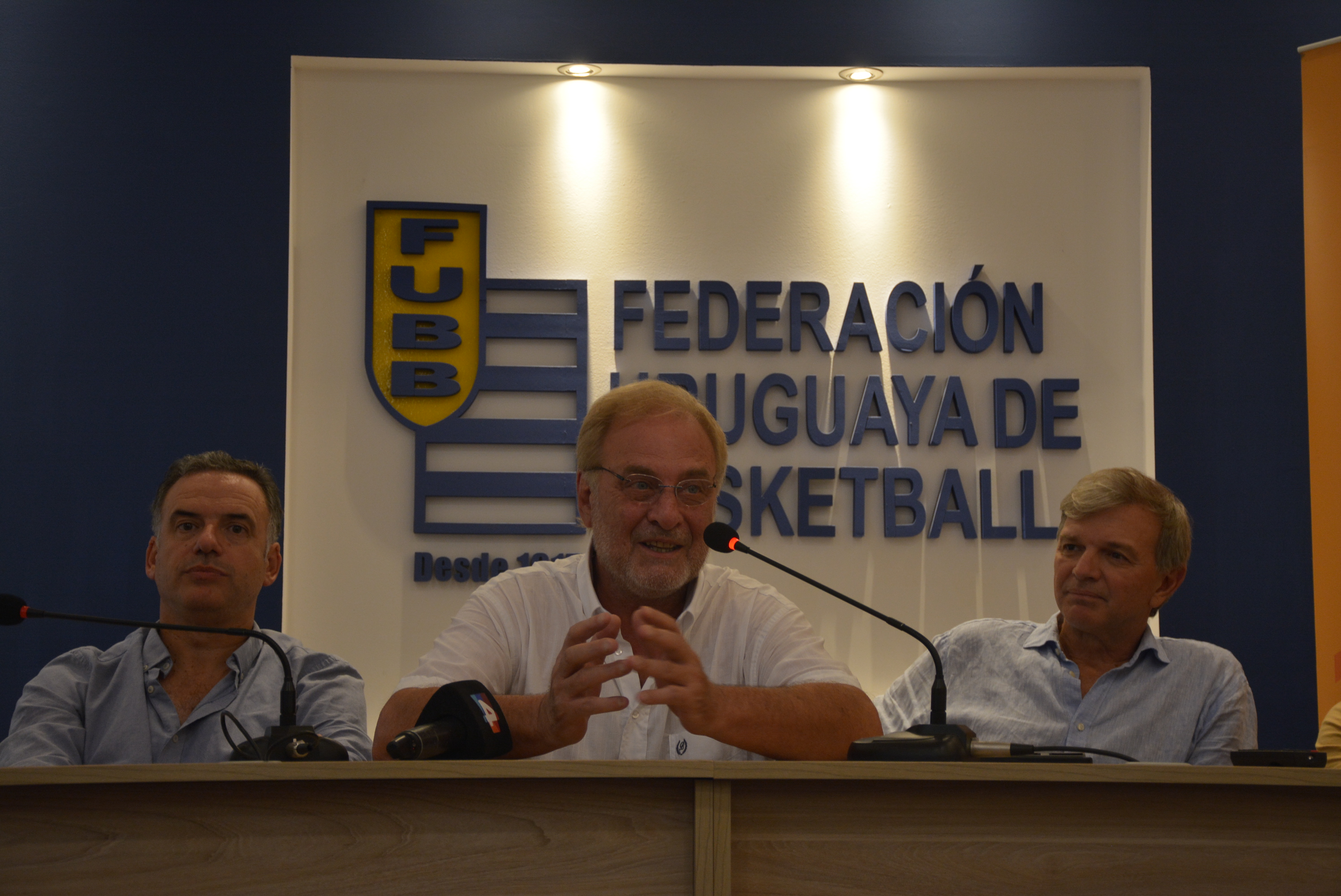 De izq. a der.: el Intendente de Canelones, Prof. Yamandú Orsi, el Presidente de la Federación Uruguaya de Basketball, Ricardo Vairo, y el Secretario Nacional de Deportes, Dr. Sebastián Bauzá, en la firma de comodato entre la Intendencia de Canelones y la Federación Uruguaya de Basketball para la construcción de un centro de entrenamiento De izq. a der.: el Intendente de Canelones, Prof. Yamandú Orsi, el Presidente de la Federación Uruguaya de Basketball, Ricardo Vairo, y el Secretario Nacional de Deportes, Dr. Sebastián Bauzá, en la firma de comodato entre la Intendencia de Canelones y la Federación Uruguaya de Basketball para la construcción de un centro de entrenamiento