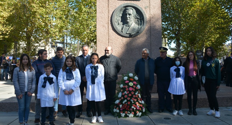 Autoridades, alumnos y alumnas de Canelones junto a ofrenda floral en la conmemoración de los 209° aniversario de la Instalación del Primer Gobierno Patrio Autoridades, alumnos y alumnas de Canelones junto a ofrenda floral en la conmemoración de los 209° aniversario de la Instalación del Primer Gobierno Patrio
