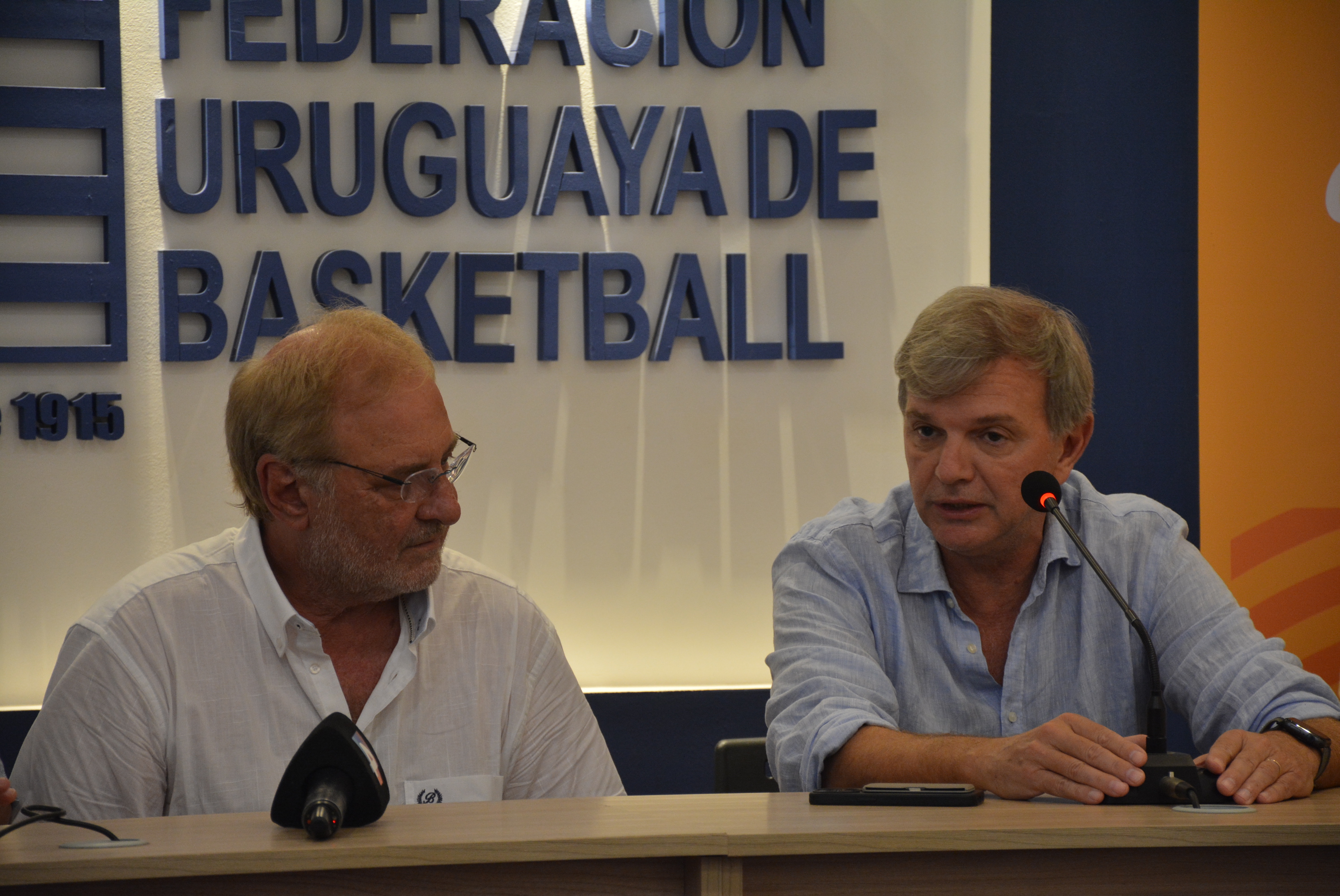 El Presidente de la Federación Uruguaya de Basketball, Ricardo Vairo, y el Secretario Nacional de Deportes, Dr. Sebastián Bauzá, en la firma de comodato entre la Intendencia de Canelones y la Federación Uruguaya de Basketball para la construcción de un centro de entrenamiento El Presidente de la Federación Uruguaya de Basketball, Ricardo Vairo, y el Secretario Nacional de Deportes, Dr. Sebastián Bauzá, en la firma de comodato entre la Intendencia de Canelones y la Federación Uruguaya de Basketball para la construcción de un centro de entrenamiento