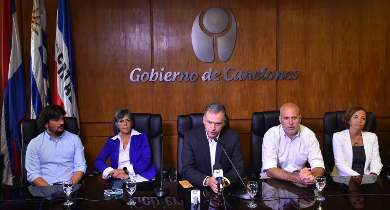 De izquierda a derecha: Director General de Administración, Pedro Irigoin, Pro Secretaria General, Silvana Nieves, Intendente de Canelones, Yamandú Orsi, Secretario General, Francisco Legnani y Directora General de Recursos Financieros, Laura Tabárez, en conferencia de prensa sobre la aprobación de un endeudamiento de 44 millones de dólares destinado a obras viales, espacios públicos y transporte para personas con discapacidad.