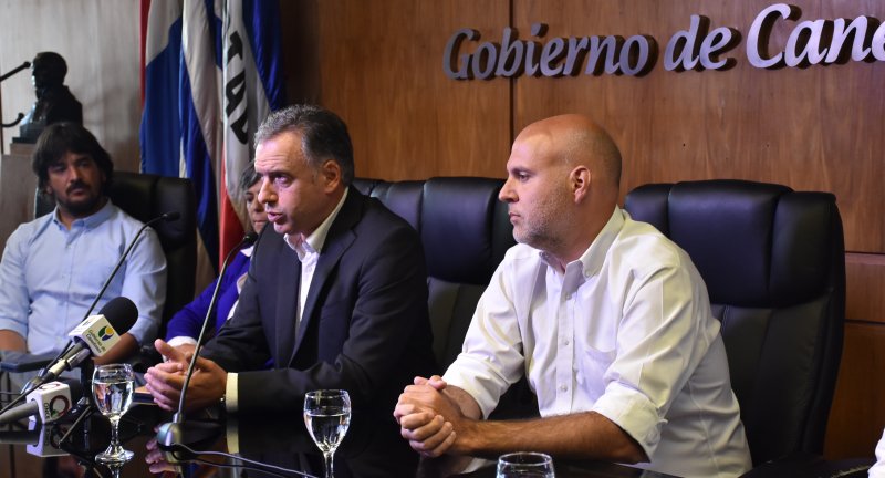 De izquierda a derecha: Director General de Administración, Pedro Irigoin, Intendente de Canelones, Yamandú Orsi, y Secretario General, Francisco Legnani, en conferencia de prensa sobre la aprobación de un endeudamiento de 44 millones de dólares destinado a obras viales, espacios públicos y transporte para personas con discapacidad.