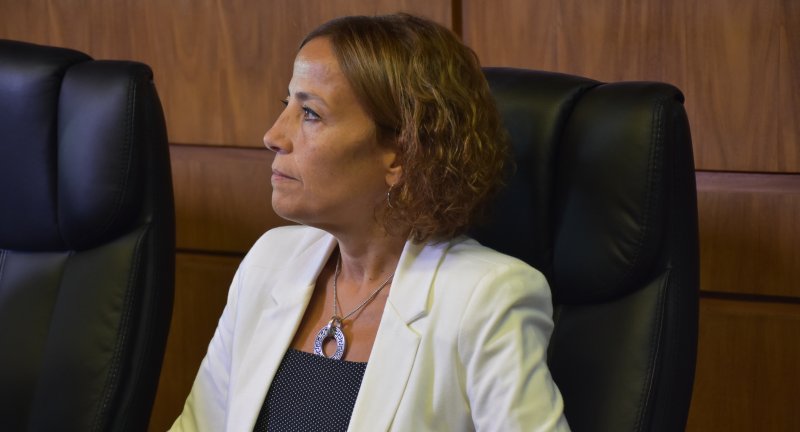 Directora General de Recursos Financieros, Laura Tabárez, en conferencia de prensa sobre la aprobación de un endeudamiento de 44 millones de dólares destinado a obras viales, espacios públicos y transporte para personas con discapacidad. Directora General de Recursos Financieros, Laura Tabárez, en conferencia de prensa sobre la aprobación de un endeudamiento de 44 millones de dólares destinado a obras viales, espacios públicos y transporte para personas con discapacidad.
