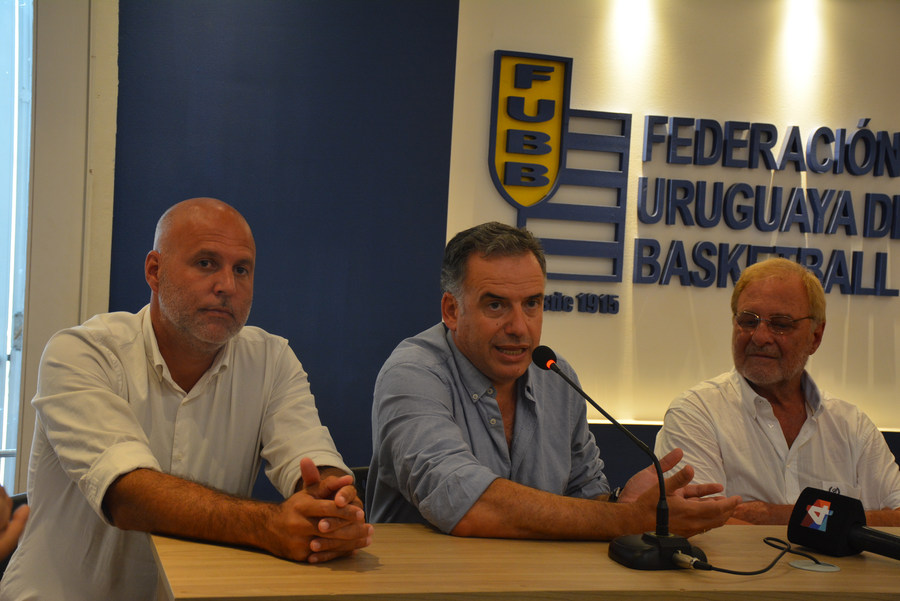 De izq. a der.: el Secretario General de la Intendencia de Canelones, Dr. Esc. Francisco Legnani, el Intendente de Canelones, Prof. Yamandú Orsi, y el Presidente de la Federación Uruguaya de Basketball, Ricardo Vairo, en la firma de comodato entre la Intendencia de Canelones y la Federación Uruguaya de Basketball para la construcción de un centro de entrenamiento De izq. a der.: el Secretario General de la Intendencia de Canelones, Dr. Esc. Francisco Legnani, el Intendente de Canelones, Prof. Yamandú Orsi, y el Presidente de la Federación Uruguaya de Basketball, Ricardo Vairo, en la firma de comodato entre la Intendencia de Canelones y la Federación Uruguaya de Basketball para la construcción de un centro de entrenamiento