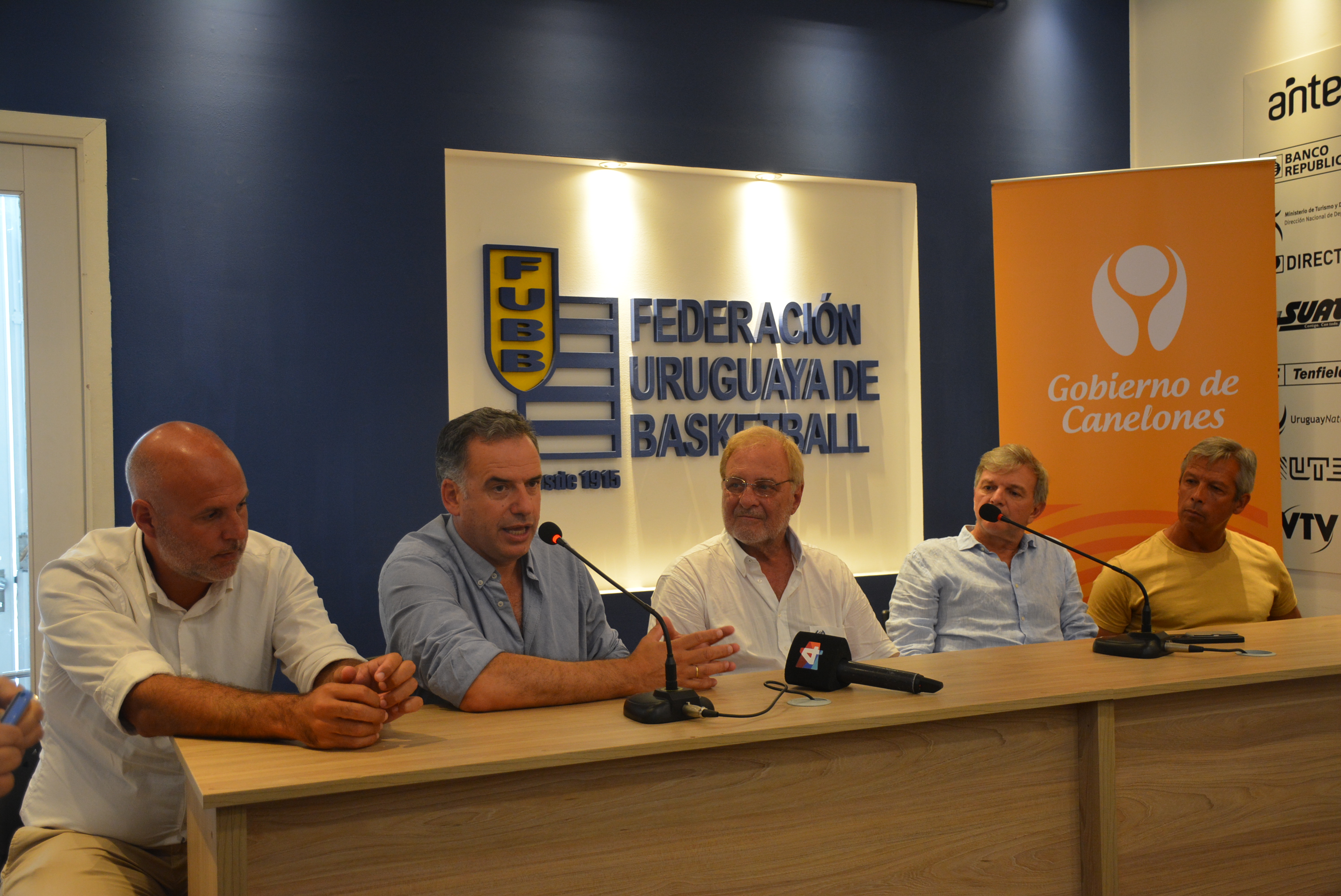 De izq. a der.: el Secretario General de la Intendencia de Canelones, Dr. Esc. Francisco Legnani, el Intendente de Canelones, Prof. Yamandú Orsi, el Presidente de la Federación Uruguaya de Basketball, Ricardo Vairo, el Secretario Nacional de Deportes, Dr. Sebastián Bauzá, y el Director General de Deportes de la Intendencia de Canelones, Prof. Alejandro Pereda, en la firma de comodato entre la Intendencia de Canelones y la Federación Uruguaya de Basketball para la construcción de un centro de entrenamiento De izq. a der.: el Secretario General de la Intendencia de Canelones, Dr. Esc. Francisco Legnani, el Intendente de Canelones, Prof. Yamandú Orsi, el Presidente de la Federación Uruguaya de Basketball, Ricardo Vairo, el Secretario Nacional de Deportes, Dr. Sebastián Bauzá, y el Director General de Deportes de la Intendencia de Canelones, Prof. Alejandro Pereda, en la firma de comodato entre la Intendencia de Canelones y la Federación Uruguaya de Basketball para la construcción de un centro de entrenamiento