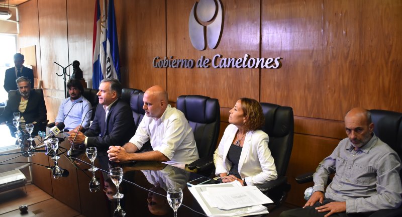 De izquierda a derecha: Coordinador del Gabinete Institucional, Gabriel Camacho, Director General de Administración, Pedro Irigoin, Intendente de Canelones, Yamandú Orsi, Secretario General, Francisco Legnani, Directora General de Recursos Financieros, Laura Tabárez, y Coordinador de Gabinete Territorial, Sergio Ashfield, en conferencia de prensa sobre la aprobación de un endeudamiento de 44 millones de dólares destinado a obras viales, espacios públicos y transporte para personas con discapacidad.