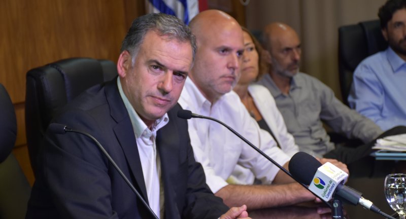 Intendente de Canelones, Yamandú Orsi, en conferencia de prensa sobre la aprobación de un endeudamiento de 44 millones de dólares destinado a obras viales, espacios públicos y transporte para personas con discapacidad. Intendente de Canelones, Yamandú Orsi, en conferencia de prensa sobre la aprobación de un endeudamiento de 44 millones de dólares destinado a obras viales, espacios públicos y transporte para personas con discapacidad.