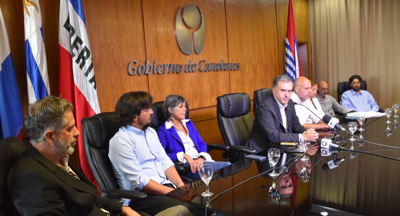 De izquierda a derecha: Coordinador del Gabinete Institucional, Gabriel Camacho, Director General de Administración, Pedro Irigoin, Intendente de Canelones, Yamandú Orsi, Secretario General, Francisco Legnani, Directora General de Recursos Financieros, Laura Tabárez, Coordinador de Gabinete Territorial, Sergio Ashfield, y Director General de Tránsito y Transporte, Maercelo Metediera, en conferencia de prensa sobre la aprobación de un endeudamiento de 44 millones de dólares destinado a obras viales, espacios