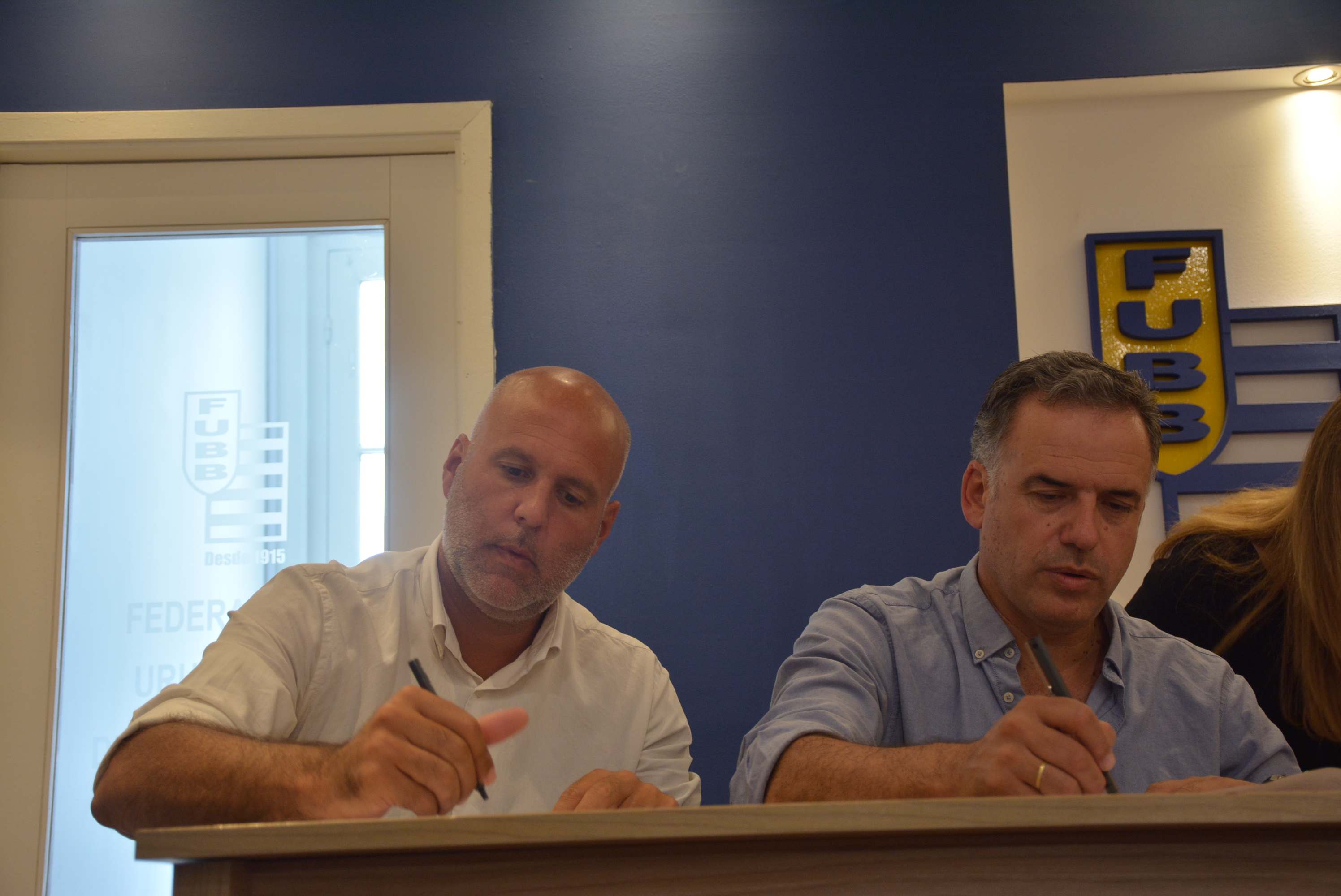 El Secretario General de la Intendencia de Canelones, Dr. Esc. Francisco Legnani, y el Intendente de Canelones, Prof. Yamandú Orsi, en la firma de comodato entre la Intendencia de Canelones y la Federación Uruguaya de Basketball para la construcción de un centro de entrenamiento El Secretario General de la Intendencia de Canelones, Dr. Esc. Francisco Legnani, y el Intendente de Canelones, Prof. Yamandú Orsi, en la firma de comodato entre la Intendencia de Canelones y la Federación Uruguaya de Basketball para la construcción de un centro de entrenamiento