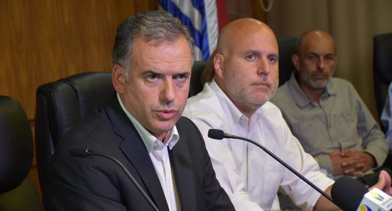Intendente de Canelones, Yamandú Orsi, (izquierda) y Secretario General, Francisco Legnani (derecha), en conferencia de prensa sobre la aprobación de un endeudamiento de 44 millones de dólares destinado a obras viales, espacios públicos y transporte para personas con discapacidad. Intendente de Canelones, Yamandú Orsi, (izquierda) y Secretario General, Francisco Legnani (derecha), en conferencia de prensa sobre la aprobación de un endeudamiento de 44 millones de dólares destinado a obras viales, espacios públicos y transporte para personas con discapacidad.