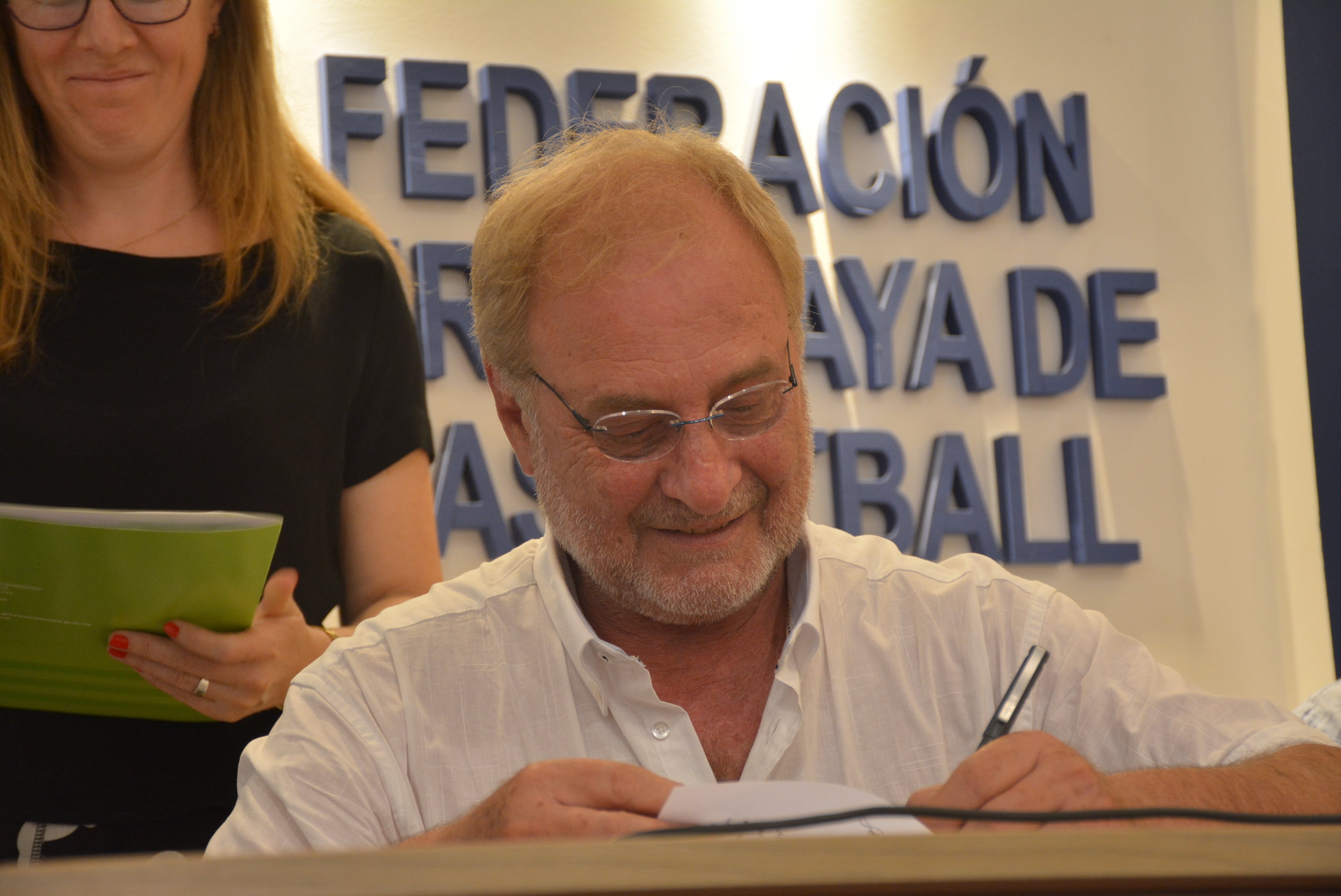 El Presidente de la Federación Uruguaya de Basketball, Ricardo Vairo, en la firma de comodato entre la Intendencia de Canelones y la Federación Uruguaya de Basketball para la construcción de un centro de entrenamiento El Presidente de la Federación Uruguaya de Basketball, Ricardo Vairo, en la firma de comodato entre la Intendencia de Canelones y la Federación Uruguaya de Basketball para la construcción de un centro de entrenamiento