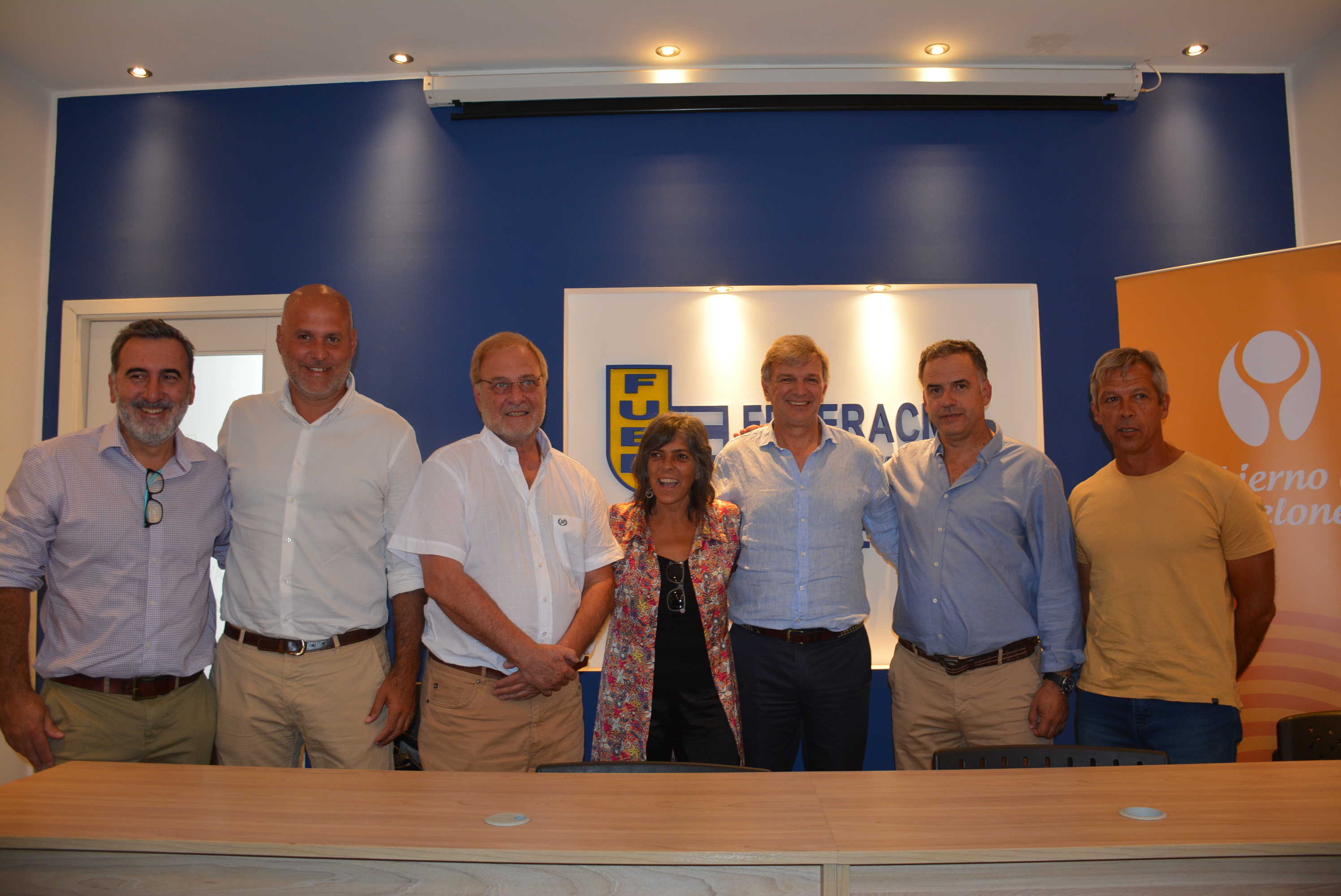 De izq. a der.: el Director de la Unidad de Relaciones Internacionales y Gobierno Abierto, Dr. Edison Lanza, el Secretario General de la Intendencia de Canelones, Dr. Esc. Francisco Legnani, el Presidente de la Federación Uruguaya de Basketball, Ricardo Vairo, la Pro Secretaria General, A. S. Silvana Nieves, el Secretario Nacional de Deportes, Dr. Sebastián Bauzá, el Intendente de Canelones, Prof. Yamandú Orsi, y el Director General de Deportes de la Intendencia de Canelones, Prof. Alejandro Pereda, en la firma de comodato entre la Intendencia de Canelones y la Federación Uruguaya de Basketball para la construcción de un centro de entrenamiento De izq. a der.: el Director de la Unidad de Relaciones Internacionales y Gobierno Abierto, Dr. Edison Lanza, el Secretario General de la Intendencia de Canelones, Dr. Esc. Francisco Legnani, el Presidente de la Federación Uruguaya de Basketball, Ricardo Vairo, la Pro Secretaria General, A. S. Silvana Nieves, el Secretario Nacional de Deportes, Dr. Sebastián Bauzá, el Intendente de Canelones, Prof. Yamandú Orsi, y el Director General de Deportes de la Intendencia de Canelones, Prof. Alejandro Pereda, en la f
