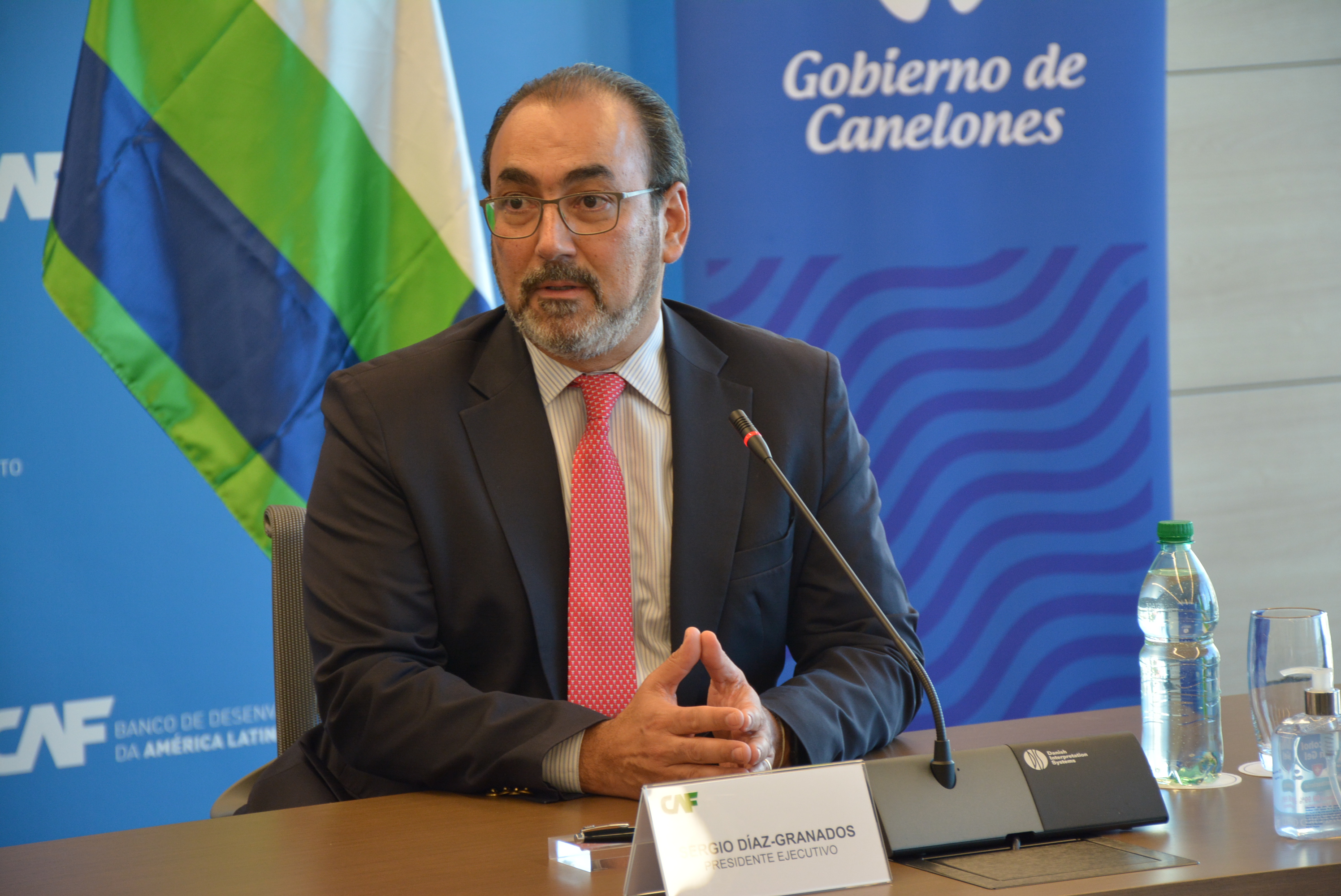 Presidente Ejecutivo de la CAF, Sergio Díaz-Granados, en firma de convenio ente la Intendencia de Canelones y la CAF para mejoras en espacios públicos del departamento 