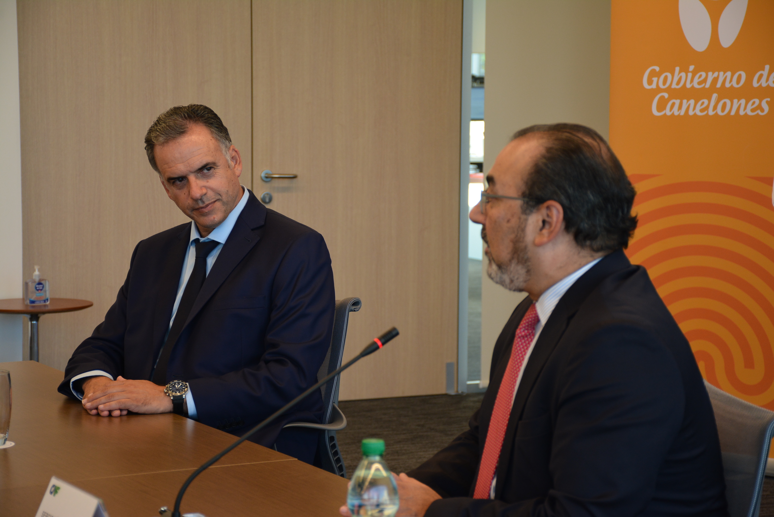Intendente de Canelones, Prof. Yamandú Orsi, en firma de convenio ente la Intendencia de Canelones y la CAF para mejoras en espacios públicos del departamento Intendente de Canelones, Prof. Yamandú Orsi, en firma de convenio ente la Intendencia de Canelones y la CAF para mejoras en espacios públicos del departamento
