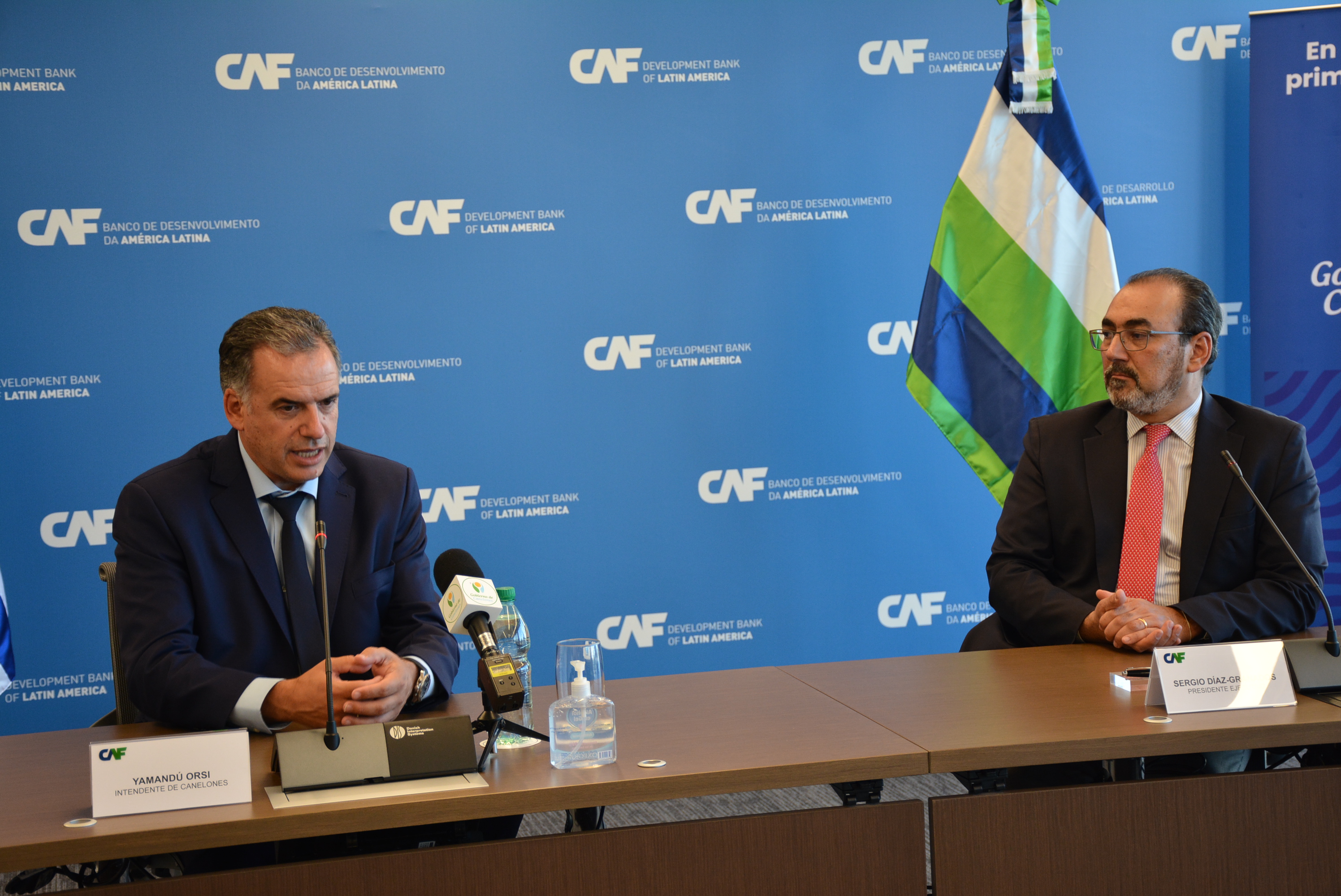 Intendente de Canelones, Prof. Yamandú Orsi, el Presidente Ejecutivo de la CAF, Sergio Díaz-Granados, en firma de convenio ente la Intendencia de Canelones y la CAF para mejoras en espacios públicos del departamento Intendente de Canelones, Prof. Yamandú Orsi, el Presidente Ejecutivo de la CAF, Sergio Díaz-Granados, en firma de convenio ente la Intendencia de Canelones y la CAF para mejoras en espacios públicos del departamento